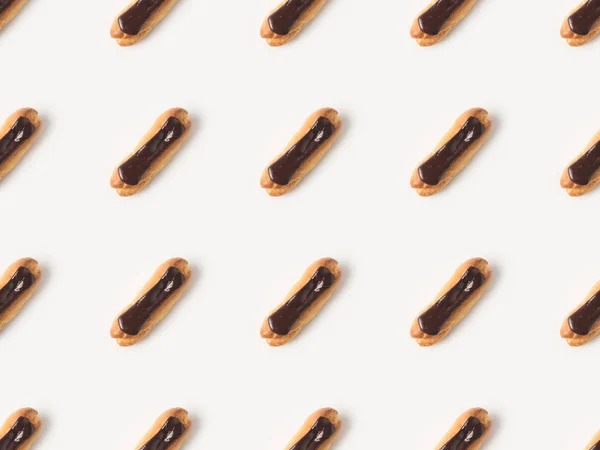 Домашние эклеры с шоколадным ганахом — стоковое фото