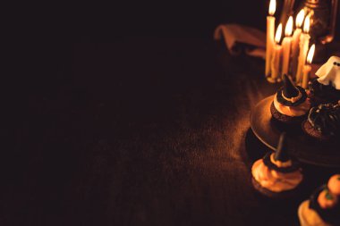 Cadılar Bayramı çörekler ve yanan mumlar  