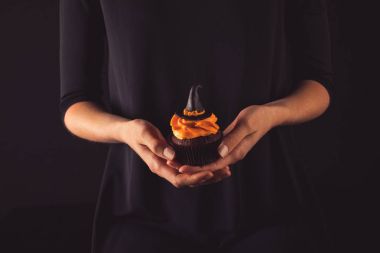 Cadılar Bayramı cupcake tutan kişi