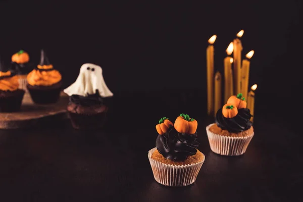 Halloween cupcakes és égő gyertyák — Stock Fotó