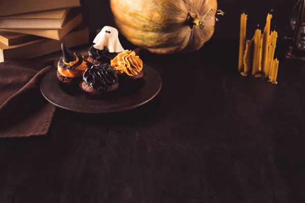 Halloween-Cupcakes und Kürbis — Stockfoto