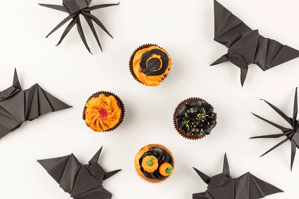 Cupcakes de Halloween y animales de origami — Foto de Stock