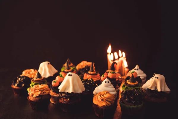 Cupcakes halloween e velas ardentes — Fotografia de Stock