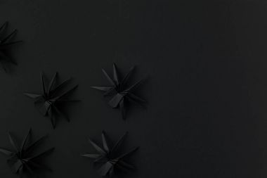Cadılar Bayramı için siyah origami örümcekler