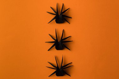 Cadılar Bayramı için origami örümcekler