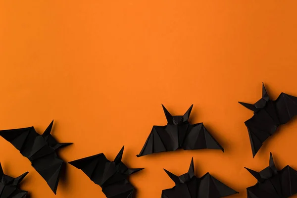 ハロウィーンのための折り紙バット — ストック写真