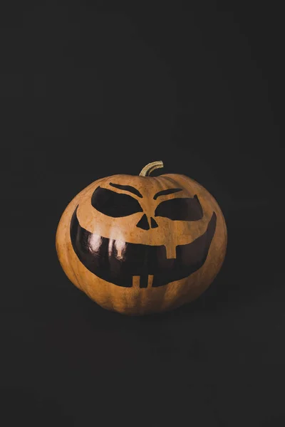 Тыква со страшным лицом на Хэллоуин — стоковое фото