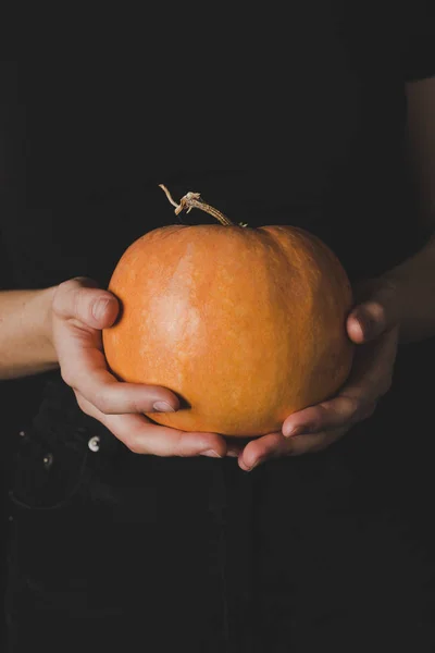 Woman holding pumpkin — Free Stock Photo