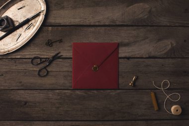 Kırmızı zarf ve dekoratif araçları