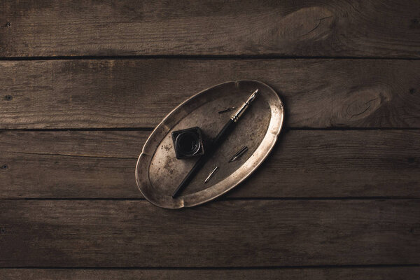 композиция лотка с чернильной ручкой
