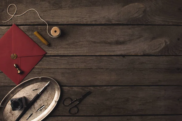 Tükenmez kalem ve kırmızı zarf