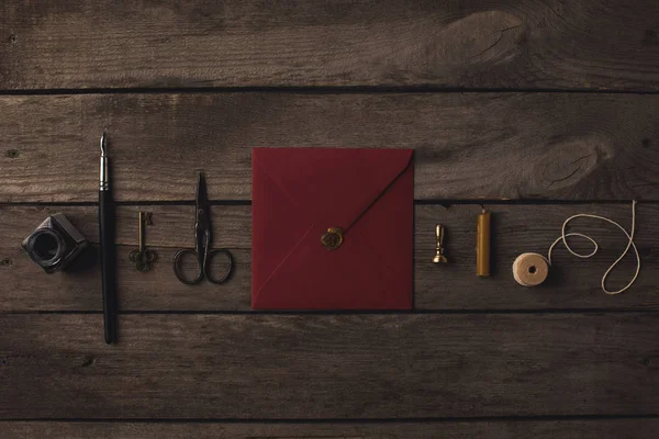 赤い封筒と装飾的なツール — ストック写真