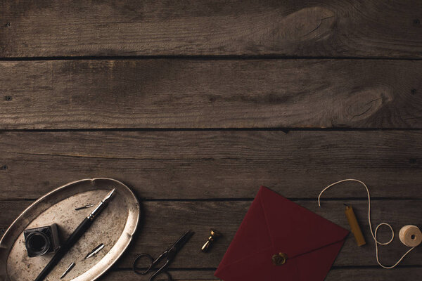 красный конверт и декоративные инструменты
