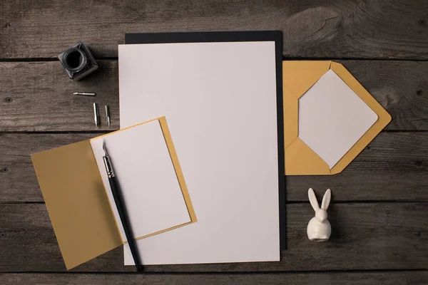 Composición de los documentos en blanco para las invitaciones — Foto de Stock