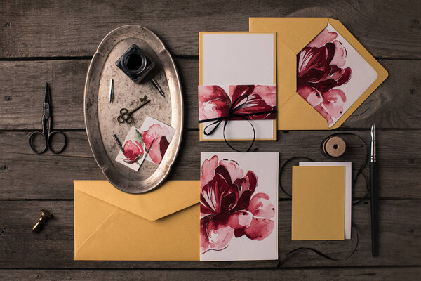 праздничные приглашения с цветочными иллюстрациями
