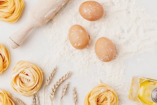 Raw pasta and ingredients — Stock Photo, Image