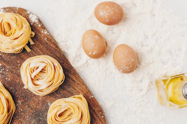 Ruwe pasta en ingrediënten — Stockfoto