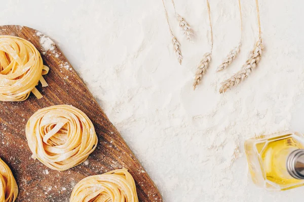 Rå pasta och ingredienser — Stockfoto