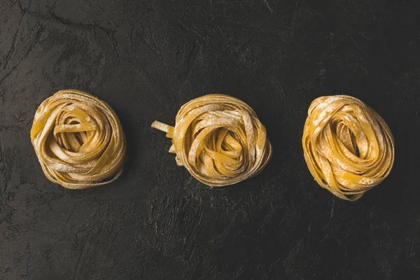 Rij van warmgewalste pasta — Stockfoto