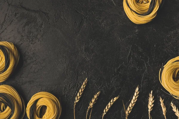 Сирі макаронні вироби та пшенична рамка — стокове фото