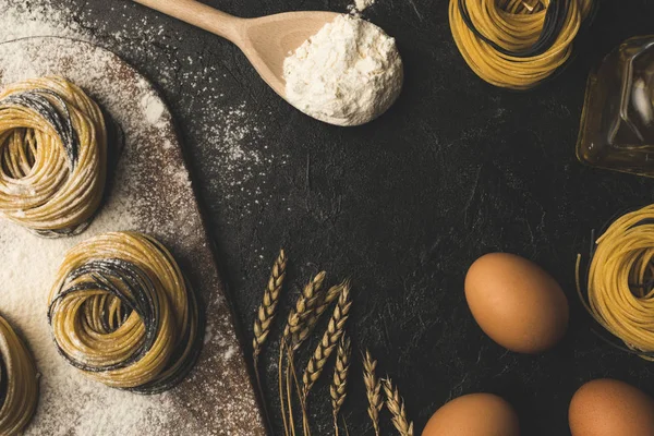 Raw pasta and ingredients composition — Stock Photo, Image