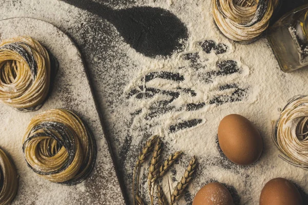 Raw pasta and ingredients composition — Stock Photo, Image