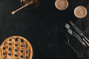 ev yapımı pasta ve Gümüş eşyalar