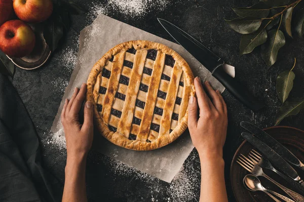 Manos femeninas y pastel de manzana — Foto de Stock