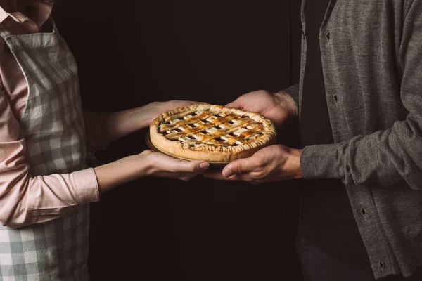 Paar mit hausgemachtem Kuchen — Stockfoto