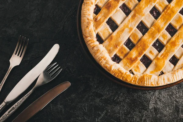 Berry pie ve Gümüş eşyalar — Stok fotoğraf