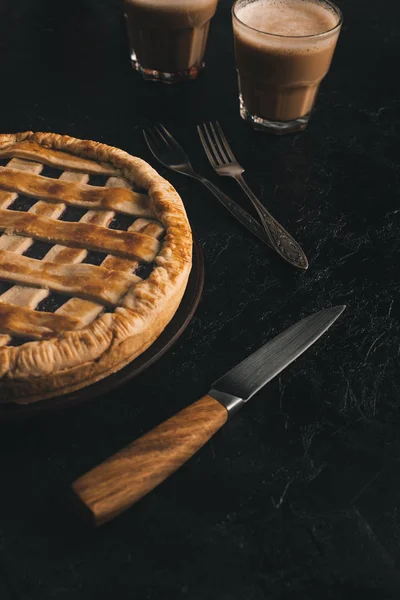 Tarta de manzana y cubiertos — Foto de stock gratis