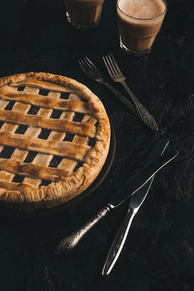 Berry pie and silverware — Stock Photo, Image