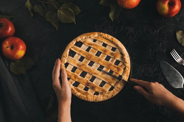 Mujer cortando pastel de manzana — Foto de Stock