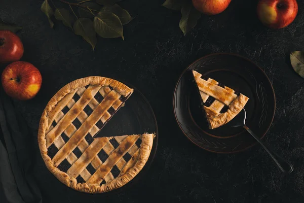 Almás pite torta szerveren darab — Stock Fotó