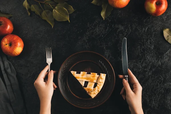 Tangan perempuan dan pie apel — Stok Foto