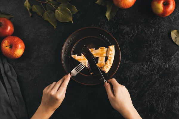 Mulher corte de torta de maçã — Fotografia de Stock