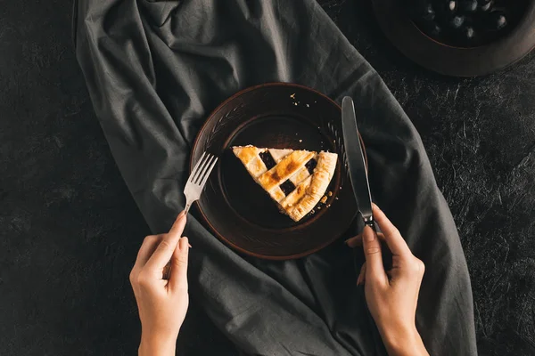 Mujer comiendo pastel de bayas — Foto de Stock