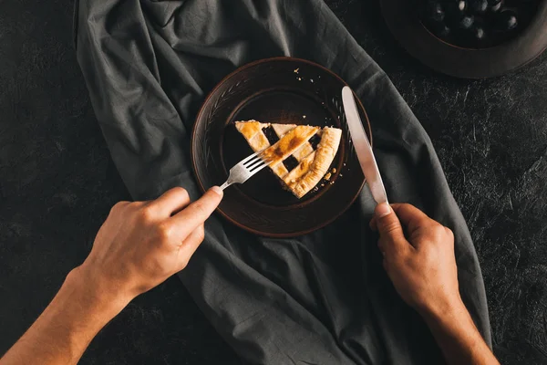 Hombre comiendo pastel de bayas — Foto de Stock