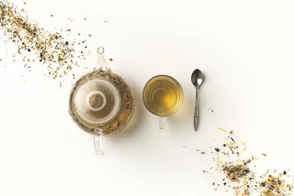 Chá de ervas em xícara e chaleira — Fotografia de Stock