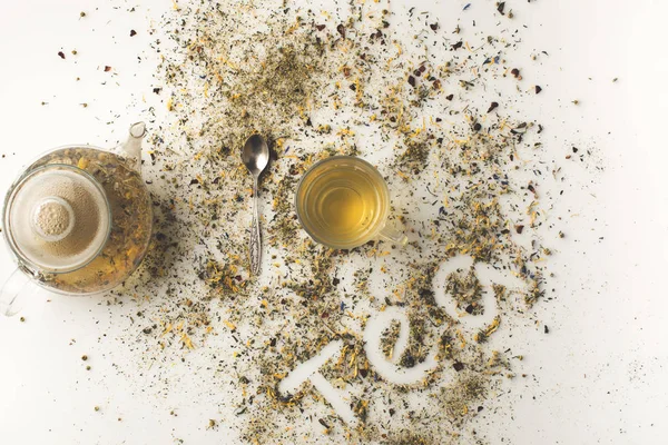 Βότανα τσάι στο φλιτζάνι και βραστήρα — Φωτογραφία Αρχείου