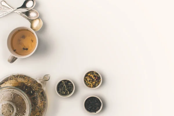 Dry herbs and herbal tea — Stock Photo, Image