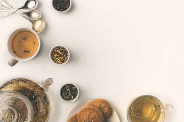 Травяной чай с печеньем — стоковое фото