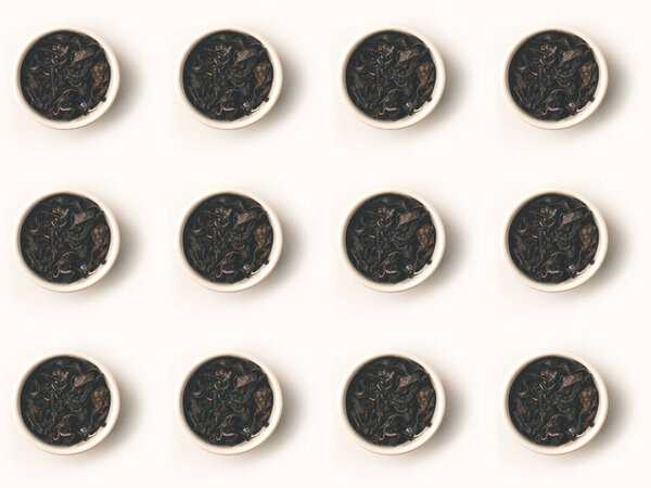 Сухой чай в мисках
