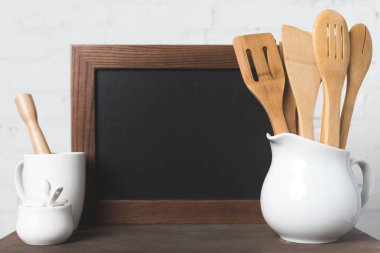 Boş tahta ve mutfak gereçleri