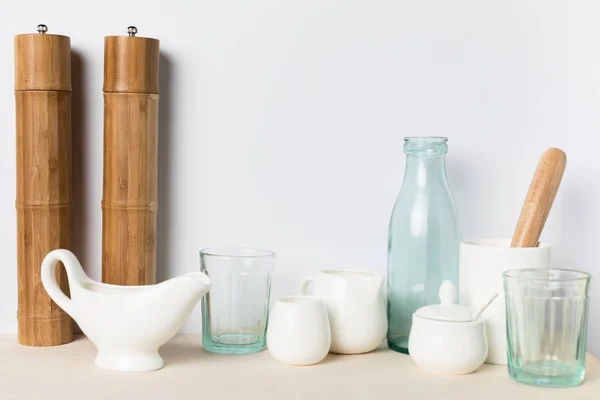 Пустой стакан и керамическая посуда — стоковое фото