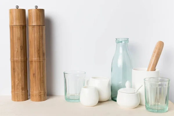 Pustej szklanki i naczynia ceramiczne — Zdjęcie stockowe