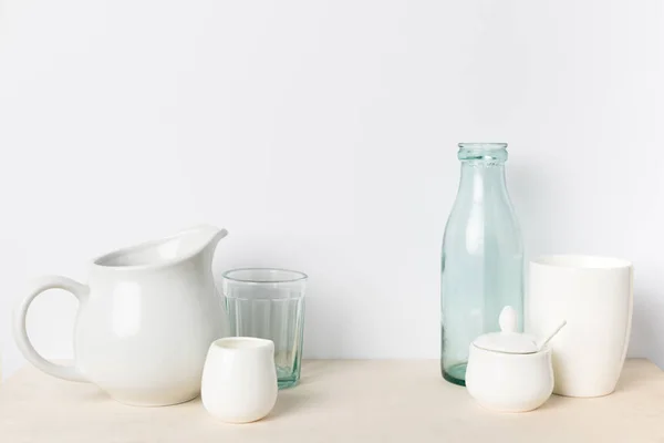 Vidrio vacío y utensilios de cerámica — Foto de Stock