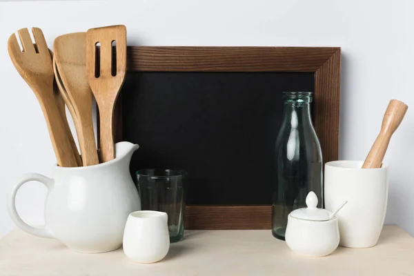 Placa em branco e utensílios de cozinha — Fotografia de Stock