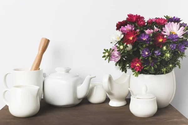 Кухонне начиння і квіти — стокове фото