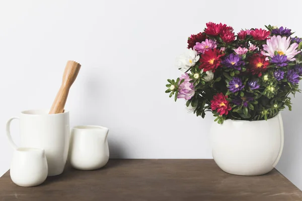 Keukengerei en bloemen — Stockfoto